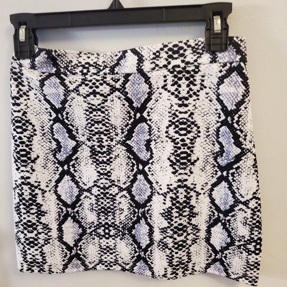 A mini skirt - Picture 4 of 4